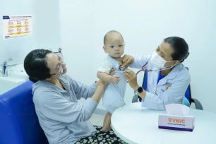 Kết hợp công - tư trong bảo vệ sức khỏe toàn diện cho phụ nữ và trẻ em