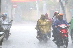 Áp thấp trên biển Đông, Nam bộ tiếp tục mưa to