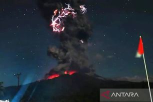 Indonesia đóng cửa sân bay do núi lửa phun trào