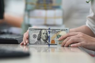 Đồng USD giữ vững đà tăng, tỷ giá trong nước tiếp tục neo cao